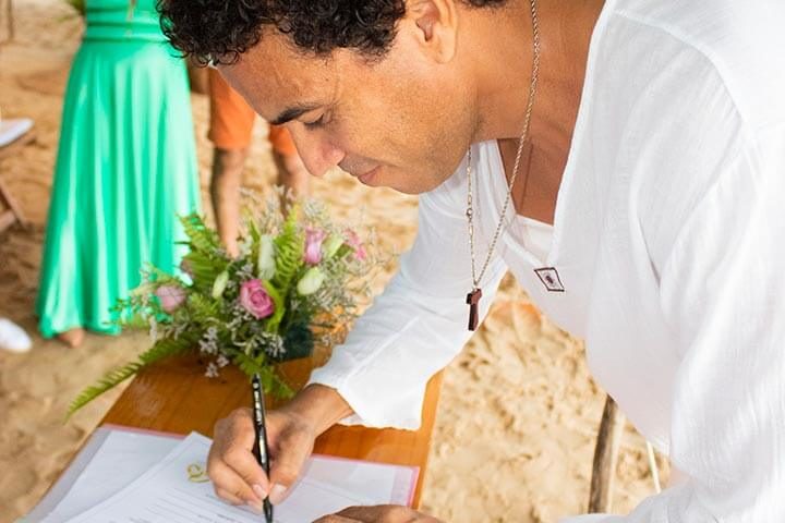 Celebrante assinando Termo Religioso em Casamento Religioso com Efeito Civil