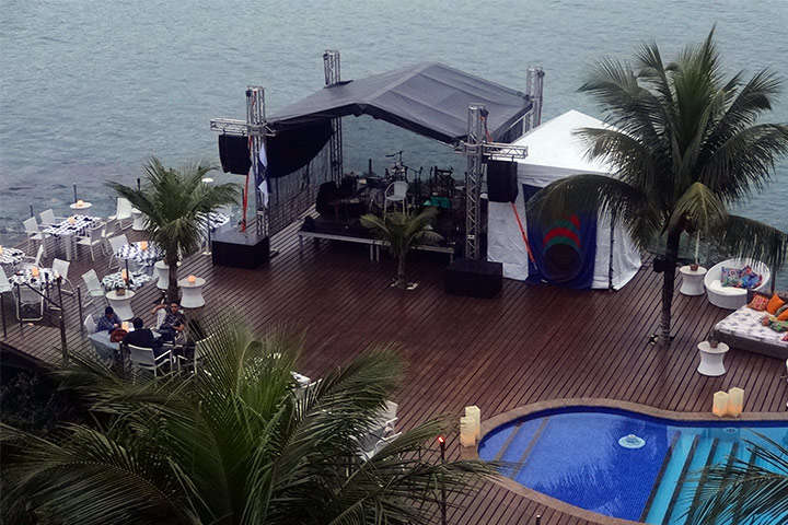 Tenda com palco para show de música ao vivo na beira da praia