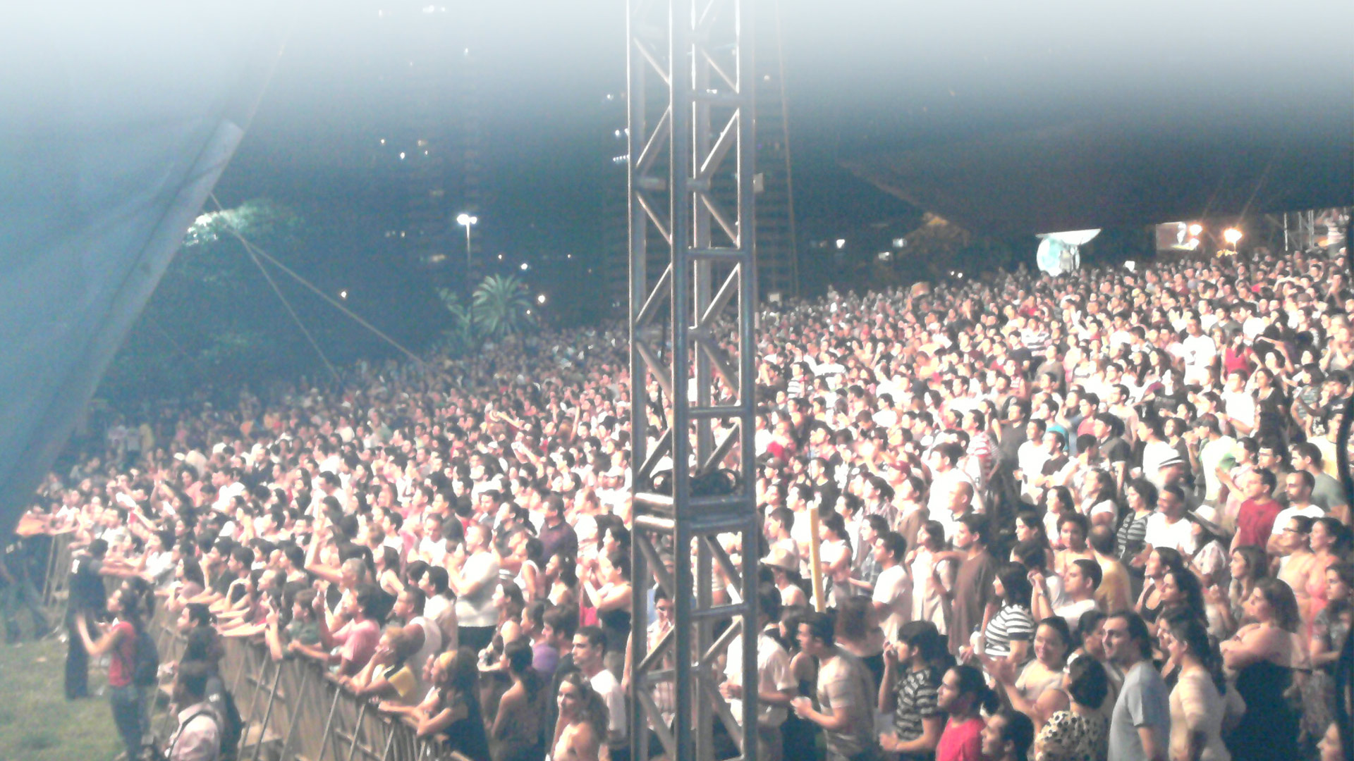 Apresentador de Shows em cima do palco vendo público no gramado