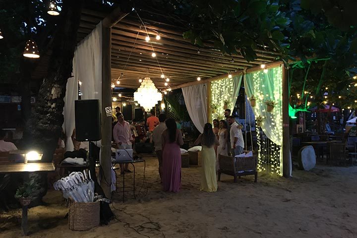 Casamento no Bar do Alexandre, em Jericoacoara com noivos e convidados