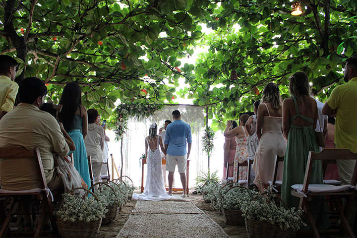 Noivos e convidados em cerimônia de casamento em Jericoacoara