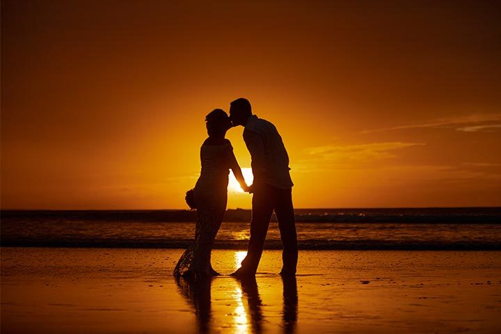 Noivos se beijando na praia de Jericoacoara