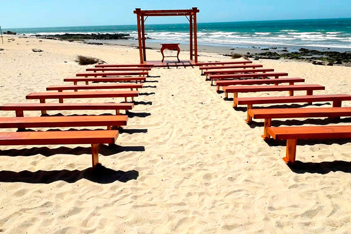 Bancos de madeira e altar de casamento na praia