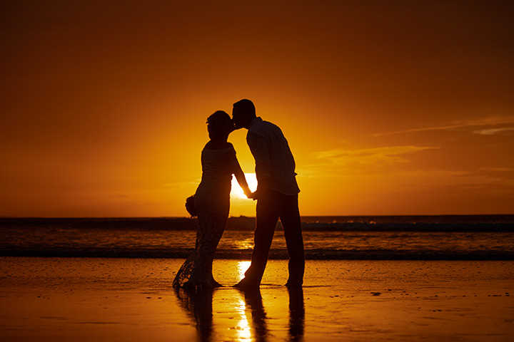 Elopement com casal de noivos se beijando na praia de Jericoacoara