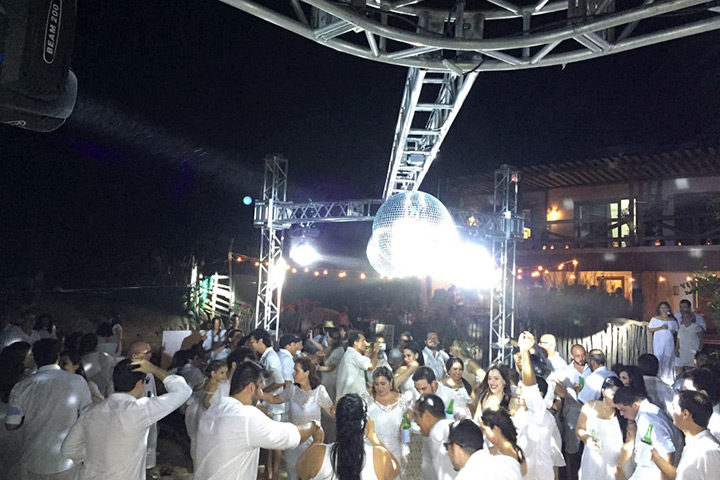 Festa de casamento em Jericoacoara com pessoas dançando