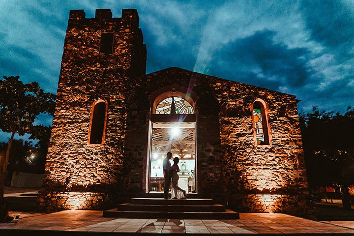 Visão frontal da igreja de pedra de jericoacoara