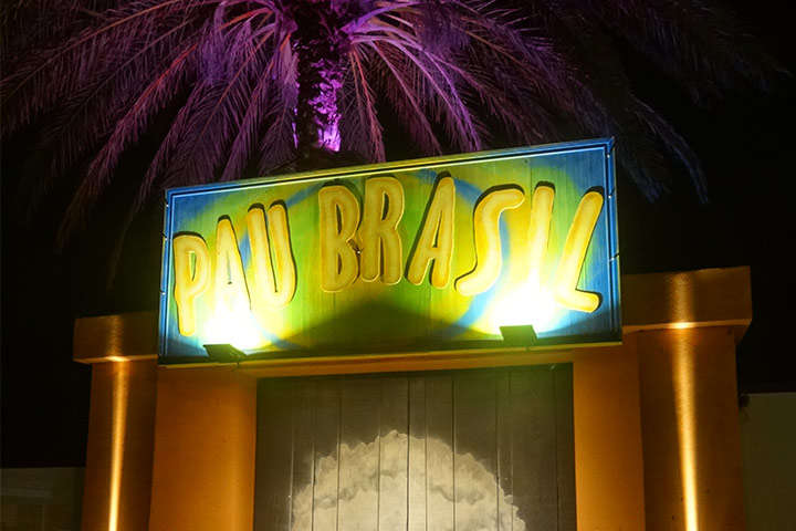 Fachada frontal do Restaurante Pau Brasil Ibiza
