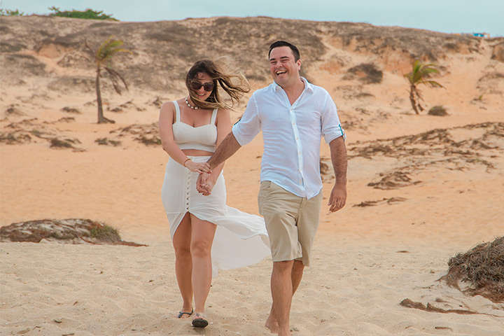 Pedido de Casamento em Jericoacoara com casal de namorados na praia