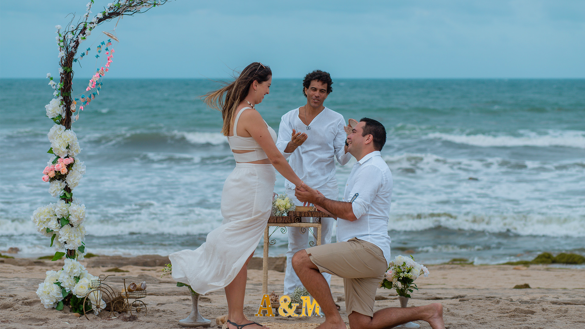 Pedido de Casamento em Jericoacoara com namorado ajoelhado segurando a mão da namorada