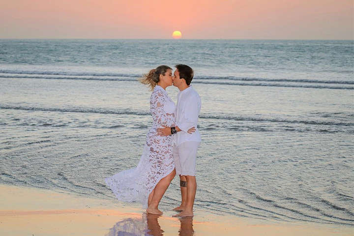 Casal de namorados se beijando na praia de Jericoacoara