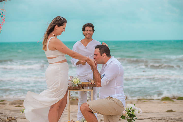 Namorado ajoelhado e beijando a mão da namorada em Jericoacoara