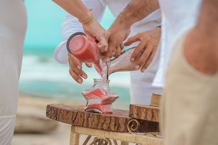 Casal de noivos realizando a Cerimônia das Areias em Jericoacoara