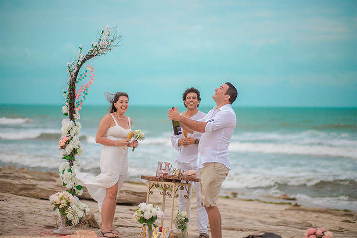 Casal de noivos brindando na praia de Jericoacoara