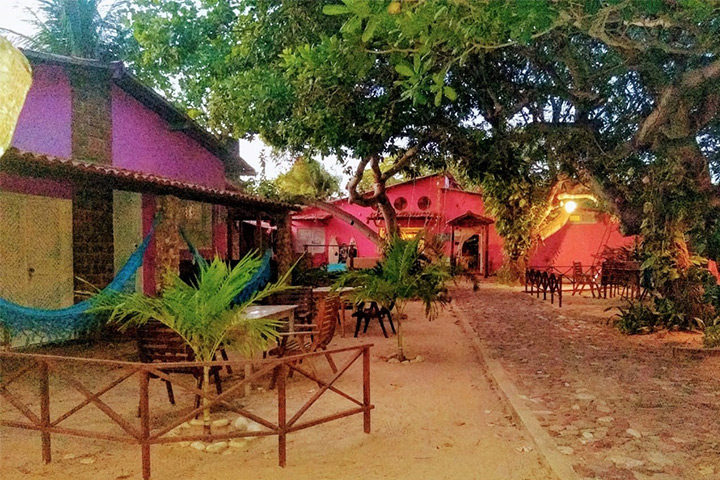Quintal com árvores e chalés coloridos