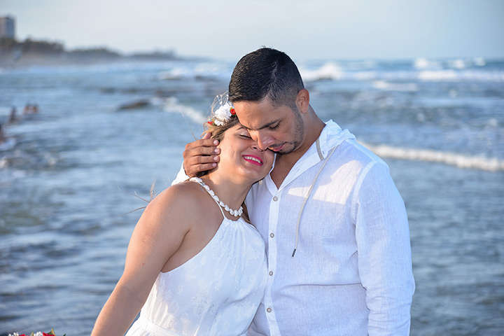 Close de rosto de casal na praia