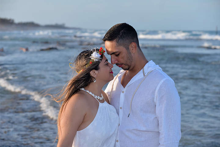 Close de rosto de casal na praia