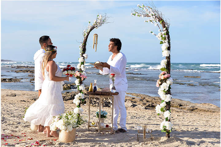 Casal de noivos e celebrante realizando Renovação de Votos em Jericoacoara