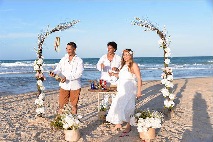 Marido estourando champanhe com sua esposa comemorando Bodas de Cristal em Jericoacoara