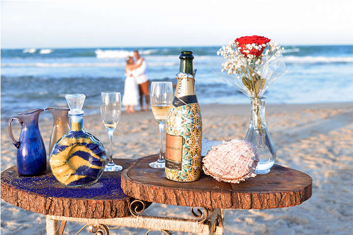 Altar de casamento com garrafa de champanhe, taças e flores
