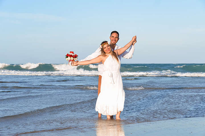 Casal abraçado na beira do mar