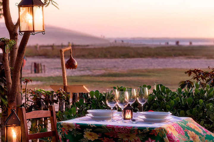 Mesa de jantar no jardim de frente para a praia de Jericoacoara