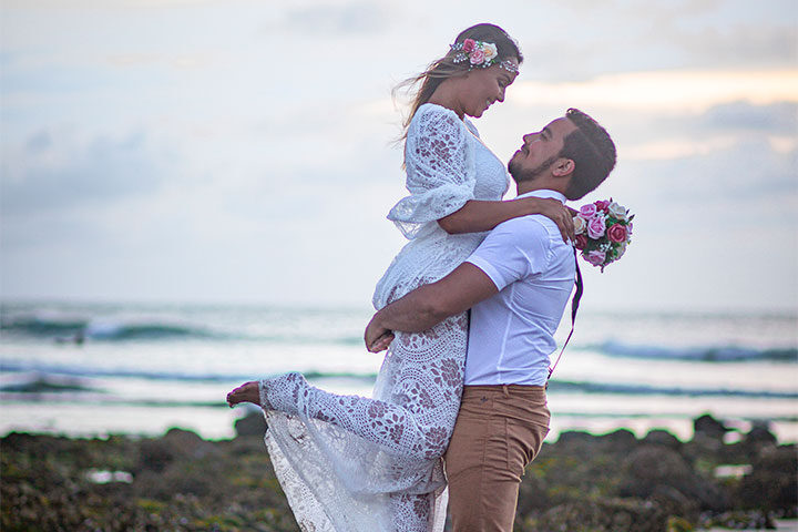 Noivo segurando noiva no colo na praia de Jericoacoara