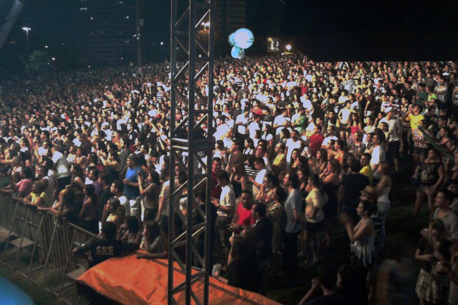 Plateia grande em show musical