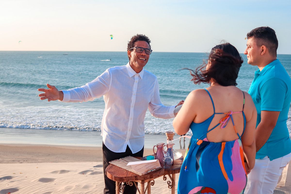Celebrante realizando cerimônia de noivado na praia