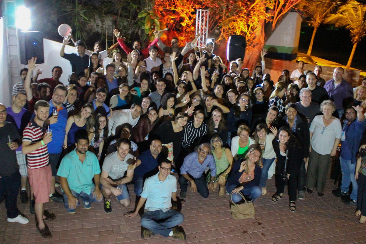 Músicos no palco e grande público felizes em show