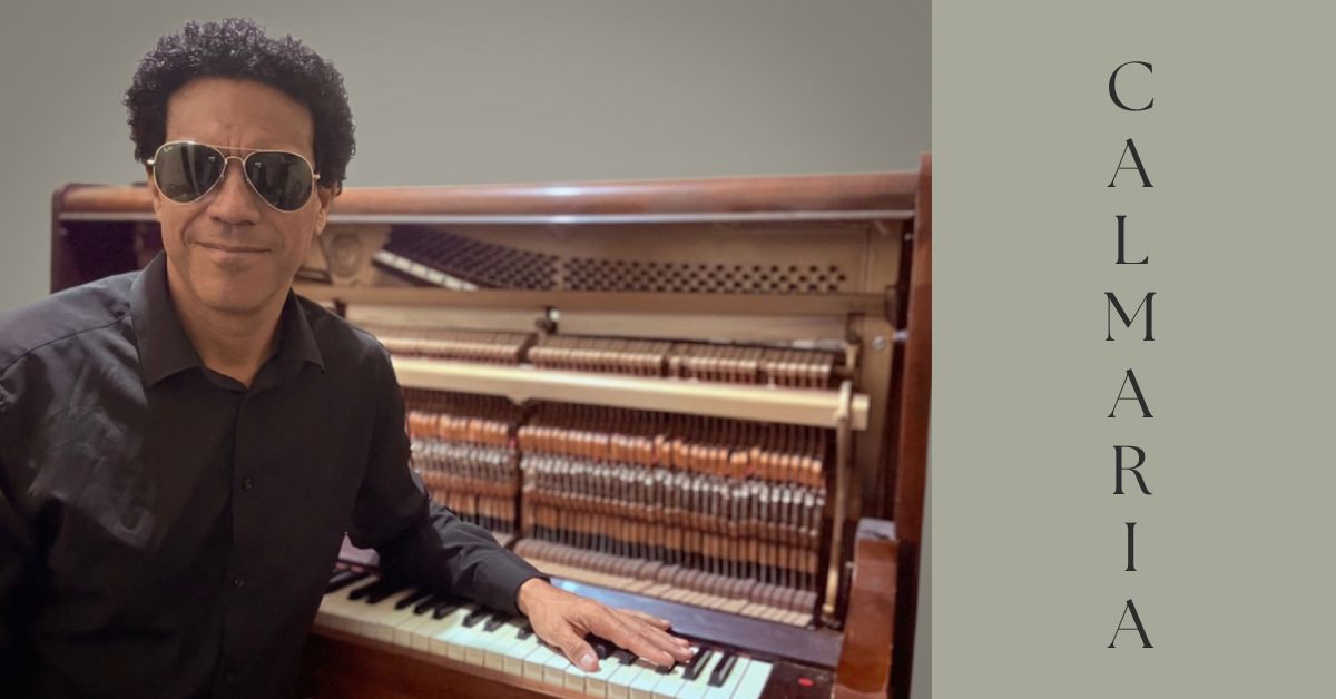 Homem sentado ao piano