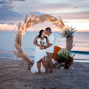 Casal de noivos na praia