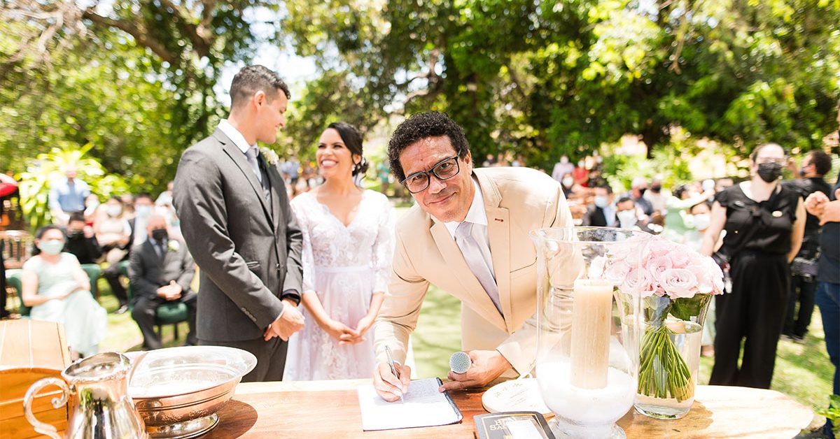 Celebrante de Casamentos assinando Termo de Casamento Civl