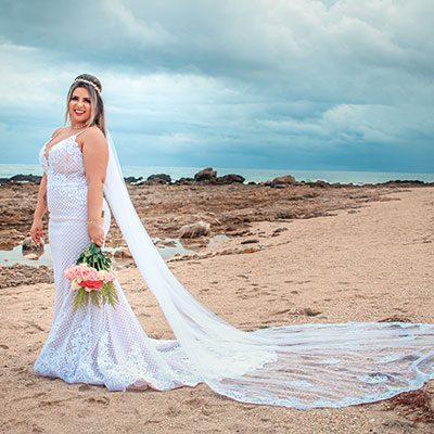 Noiva segurando buquê em casamento na praia