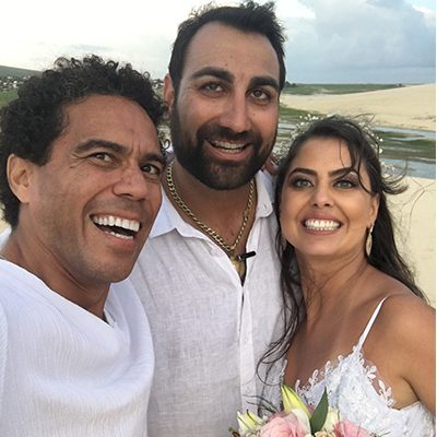 Celebrante Ed Rodrigues e casal de noivos em Jericoacoara