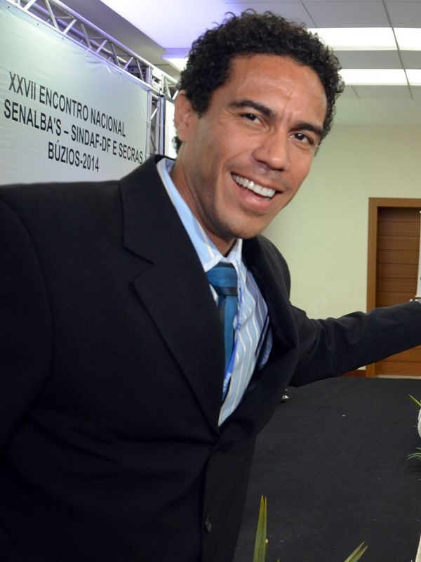 Mestre de Cerimônias Ed Rodrigues sorrindo em plenário do Ferradura Private