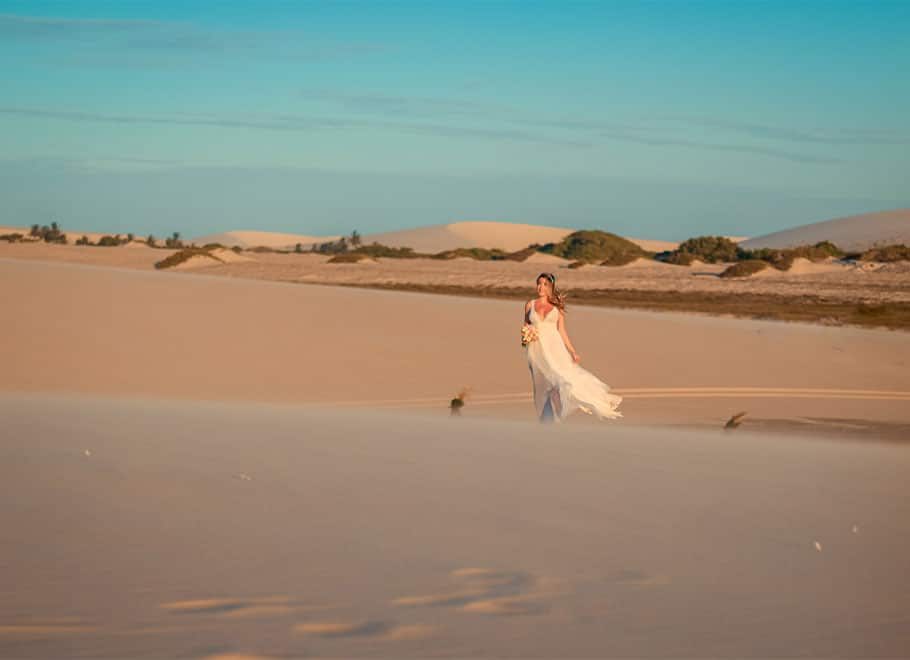 Noiva subindo a duna para casar